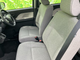 明るい色合いのシートに包まれる前席は、ゆったりとした印象の室内空間です。運転席からの見通しにも配慮され、助手席の方も落ち着いて過ごせます。