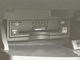 ETC車載器が手の届きやすい位置に収まり、カードの挿入口や音量に関する表示も確認できます。料金所を利用する日常の移動で役立つ装備が、室内に備わっています。