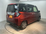限られたスペースでも、スライドドアなら開閉がスムーズ!隣の車や壁にぶつかる心配がありません。