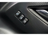運転席のシートポジションメモリー機能は、登録済みの運転者と交代しても、シートポジションの変更の手間がかかりません。
