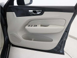 運転席ドアの全景です。キャビンを彩るすべてのものに、機能を形にした美しさが備わっています。