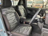 前席は視界が開けており、運転席と助手席の間にもゆとりを感じる配置です。柄入りのシートと落ち着いた色合いがまとまり、乗り込むたびに親しみやすさを感じます。