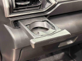 プッシュ式オートオープンカップホルダーが助手席にも装備