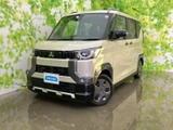 角張ったフロントまわりと力強いバンパーが目を引き、親しみやすさと頼もしさを感じさせる佇まいです。明るいボディカラーが爽やかな印象を添え、街中でも存在感を楽しめます。