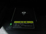 置くだけでワイヤレスで充電可能です。