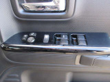 運転席の窓操作部分です。スイッチでミラーや窓の開閉が電動で行えます。