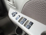 運転席ドアには各ウインドウの集中操作が可能となっています。