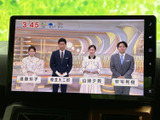 テレビ番組を画面で視聴できる装備です。停車中の休憩時間などに映像を楽しめるため、車内で過ごす時間の選択肢が広がります。画面表示も見やすく確認できます。