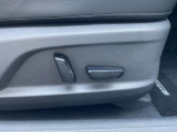 運転席パワーシートがついています。