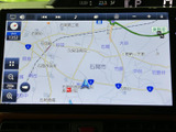 画面には地図が表示され、現在地周辺の道路や施設を確認できます。広く見やすい表示で目的地までのルートを調べやすく、日々のお出かけや初めての場所への移動をサポートします。