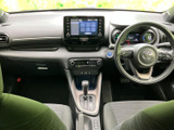 オーディオ画面を備え、運転席からも助手席からも内容を確認しやすい配置です。車内での音楽や各種情報の利用に役立ち、日々の移動を快適にサポートします。