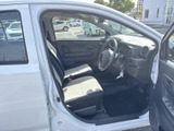 運転席まわりは前方の視界が広く、メーターや中央の操作部も見渡しやすい配置です。明るい色を取り入れたシートが落ち着いた室内に映え、毎日の運転を気持ちよく始められます。