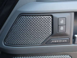 MERIDIANロゴ入りスピーカーとドアロック操作部です。