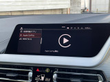 【アップルカープレイ】iPhoneがBMW車両とワイヤレスで接続されます。Apple CarPlayでは、オーディオストリーミングやメッセージングアプリがディスプレイに表示されます。