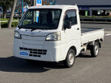 角の立ったフロントまわりと、荷台へ続くすっきりした輪郭が印象的です。白いボディが清潔感を添え、前照灯の配置も分かりやすく、昼夜を問わず存在感のある佇まいです。