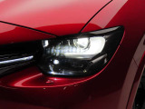 気品のある造詣のLEDヘッドライトがステキですね。前車や対向車を検知し、照射範囲を自動で調整するALHが夜間の視認性を高めます。
