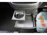 運転席と助手席の間には、あると便利なドリンクホルダーとミニテーブル付き(#^^#)使用しない時は収納して、車内をスッキリ見せることができます☆