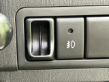 エアコン吹き出し口の隣にフォグランプのスイッチを配置し、運転席から手が届きやすい位置です。表示がひと目で分かりやすく、必要なときに操作箇所を確認しやすい設計です。