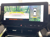【パノラミックビューモニター】専用のカメラにより、上から見下ろしたような視点で360度クルマの周囲を確認することができます☆死角部分も確認しやすく、狭い場所での切り返しや駐車もスムーズに行えます。