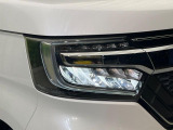 【LEDヘッドライト】悪天候や夜間走行時も良好な視界を確保し安心して運転できる高輝度LEDヘッドライトを装備!点灯速度が早く、消費電力も抑えられています。