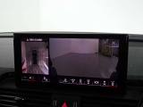 前方・サイド・後方それぞれのカメラ映像を一つに合わせて、まるで上空から見下ろしているような「サラウンドビュー映像」を映しだすことが出来ますので、狭い路地裏が苦手な方でも安心して駐車が出来ます。