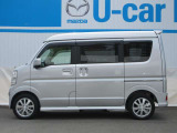純正アルミで全体的にデザインがまとまっています。車も人も、オシャレはまずは足元からですね。