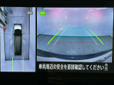 【アラウンドビューモニター】まるでクルマを真上から見ているようなアラウンドビューモニターで運転をサポート。運転席から見えにくい車の四隅や後方もモニターでしっかり見えます。