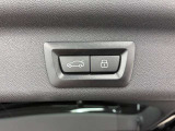 MINIの運転席操作部は、中央に構えるディスプレイが最大の特徴です。航空機を思わせるトグルスイッチなど、直感的で遊び心のあるメカニカルな操作感が、ゴーカートのような走りの高揚感を高めます。