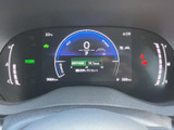 中央の表示部に速度や各種情報がまとまり、運転中も必要な内容を確認しやすいメーターです。左右の表示も見分けやすく、車両の状況を把握する際に役立ちます。