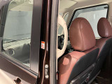小さなお子様やご年配の方の乗車の際に乗り込みサポートのグリップがついてます。