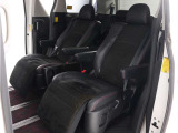 【特別仕様車限定】ハーフレザーシート!本革&ブラック人工皮革とアルカンターラシートがミックスされたハーフレザーシートです。おしゃれな色の組み合わせで高級感のある車内空間が広がっております。