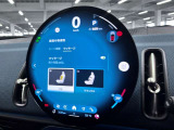 デジタルスピードメーター、航空機のコックピット操作箇所と同じ配色で目が疲れにくいように設計されてます。