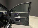 【メモリー付きパワーシート】3名までのシートポジションを記憶できるパワーシート!運転席のみ、ドアミラー・ステアリング位置も記憶可能です。高速道路などでの、運転交代時などに便利な機能です☆