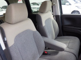 フロントは助手席と繋がったベンチシートで、運転席は高さが調整できるハイトアジャスター付きです。また、ハンドルも高さの調整が出来るチルトステアリングです