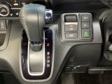 CVT車のセレクトレバーです。低速から高速まで、変速ショックのないスムーズな走りと、エンジン効率のよい領域を維持して燃費にも貢献します。サイドブレーキはスイッチ操作の電子制御パーキングブレーキです。