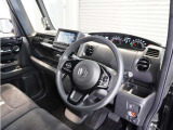 ◆視界広々で非常に運転しやすくロングドライブでも疲れを感じさせないすっきりとまとまったインパネ周りです。