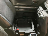 助手席シート下にはバッケットタイプの小物入れがあります。シューズや洗車道具など収納できます。