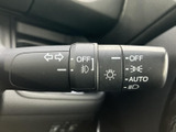 レバーには複数の表示がまとまり、運転席から目に入りやすい配置です。必要な操作を確認しやすく、運転中も手元で扱えるため、日常の運転を便利にサポートします。