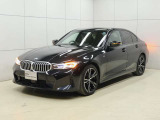 フロントフェイスの精悍な表情と伸びやかに続くボディーライン。斜め前からのアングルはBMWらしいスポーティさとエレガンスさを際立たせます。光の当たり方によって表情を変えるボディーの造形も魅力の一つです。