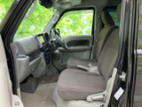 前席は座面と背もたれにゆとりがあり、運転席まわりを見渡しやすいレイアウトです。窓からの視界も広く、助手席の方も落ち着いて過ごせます。明るい内装色で、乗り込んだ際に親しみやすさを感じます。