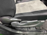 運転者の体格に合わせて運転席の座面の高さ調整ができるシートリフターが付いてます