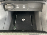 スマートフォンを置くだけで充電できるワイヤレス充電器を装備。その上部にも電源とUSBの端子があります。