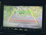 後方の映像にガイドラインが表示され、駐車時に周囲との距離感を確認する目安になります。画面で後方を見ながら慎重に操作でき、駐車の際の確認をサポートしてくれる便利な装備です。