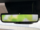 ルームミラーには後方の景色が映り、運転席から後方を確認する際に活用できます。ミラー型の画面が視界に収まり、後方確認に使う装備として自然に取り入れられています。