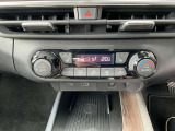 オートエアコンは、温度や風量を自動で調整してくれるため、運転に集中でき、疲労軽減にもつながります。また、車内の温度を一定に保つことで、結露やカビの発生を防ぐ効果もあります。