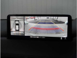 【360&deg;ビュー・モニター】専用カメラにより上から見下ろしたような視点で360度クルマの周囲を確認することができます。駐車が苦手な方でも縦列駐車や幅寄せ時に活躍してくれます。