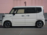 純正アルミで全体的にデザインがまとまっています。車も人も、オシャレはまずは足元からですね。