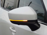 【ウインカードアミラー】右左折や車線変更時に周囲へ進行方向を知らせ、安全運転をサポート。ボディ同色のデザインが車体と調和し、上質な外観を演出しています。