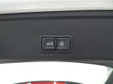 両手がふさがるほどの荷物があるとき、とても便利なオートマチックテールゲートが装備されております。