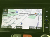 地図上に現在地や周辺の道路が表示され、目的地までの道順を確認する際に便利です。表示切替や地点登録などの項目も画面内に並び、行き先の設定を進めやすい仕様です。